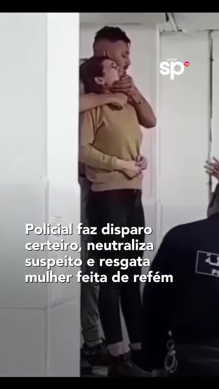 Mulher é segurada por homem durante ocorrência policial