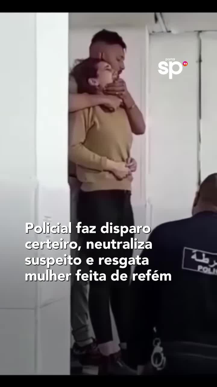 Policiais acompanham situação em que mulher é mantida refém
