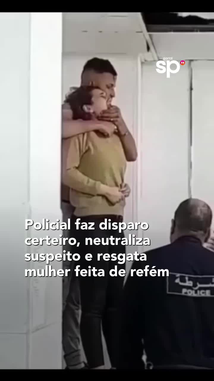 Equipe policial diante de suspeito que segura uma mulher