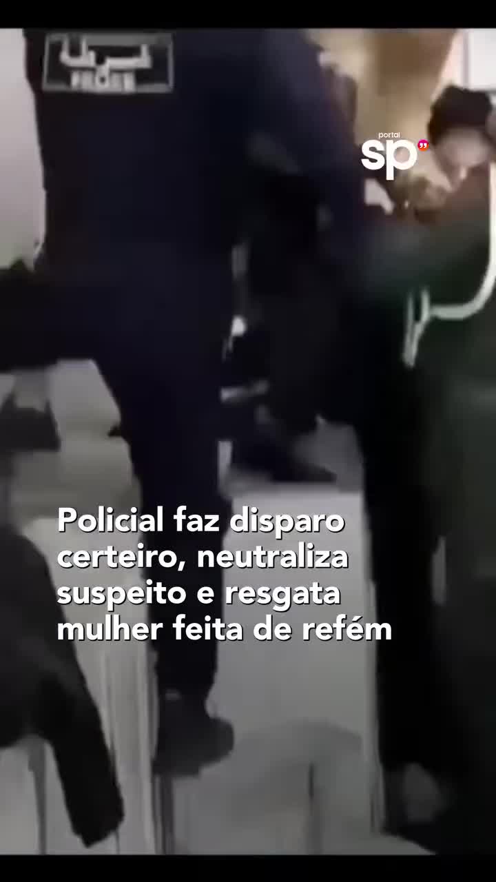 Mulher começa a se afastar após intervenção policial
