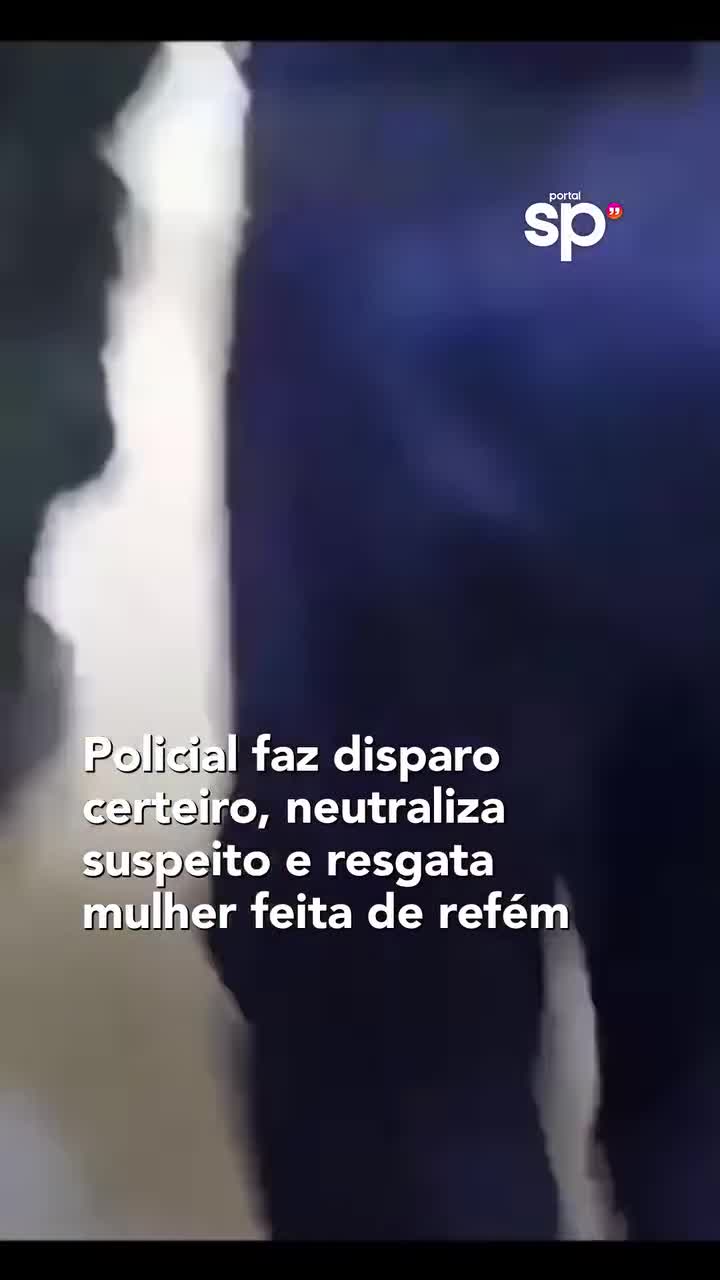 Equipe policial se aproxima ao final da ocorrência