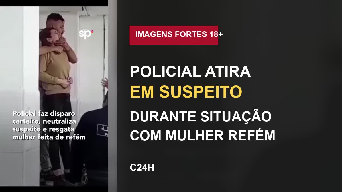 Homem segura mulher durante situação acompanhada por policiais