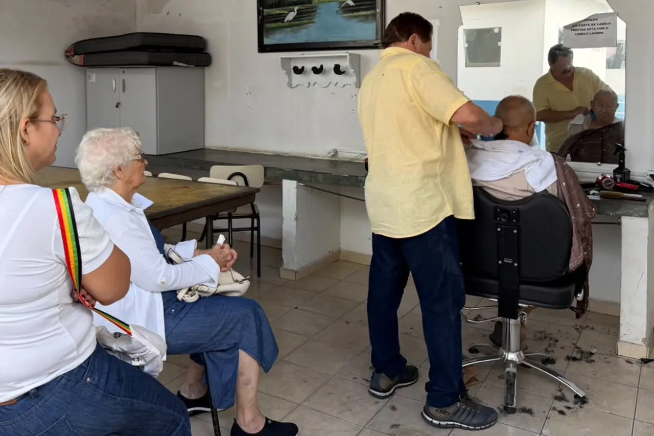Corte de cabelo gratuito ofertado aos idosos no Clube da Terceira Idade do Parque Tamandaré
