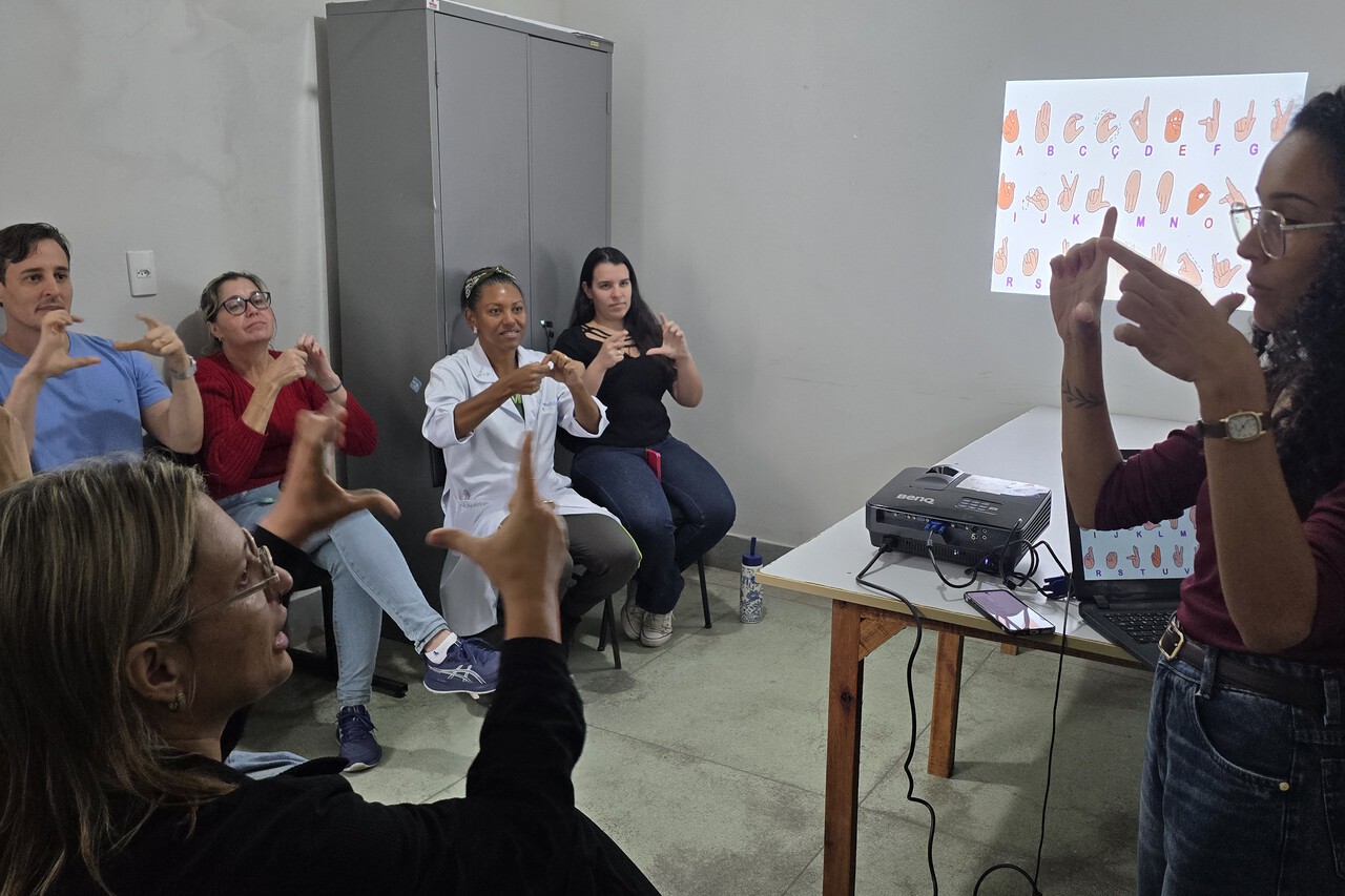 Sinais de Saúde inicia capacitação na UBSF Parque Rodoviário para o atendimento à comunidade surda