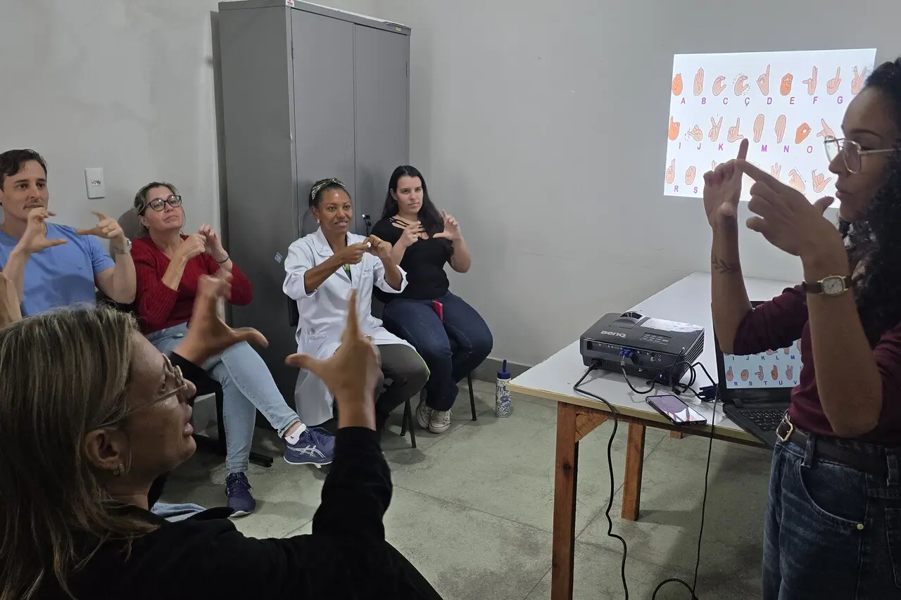 Sinais de Saúde inicia capacitação na UBSF Parque Rodoviário para o atendimento à comunidade surda