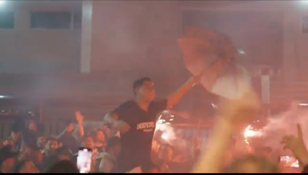 Torcedores do Rivadavia fazem festa na chegada do time a hotel no Rio; veja vídeos