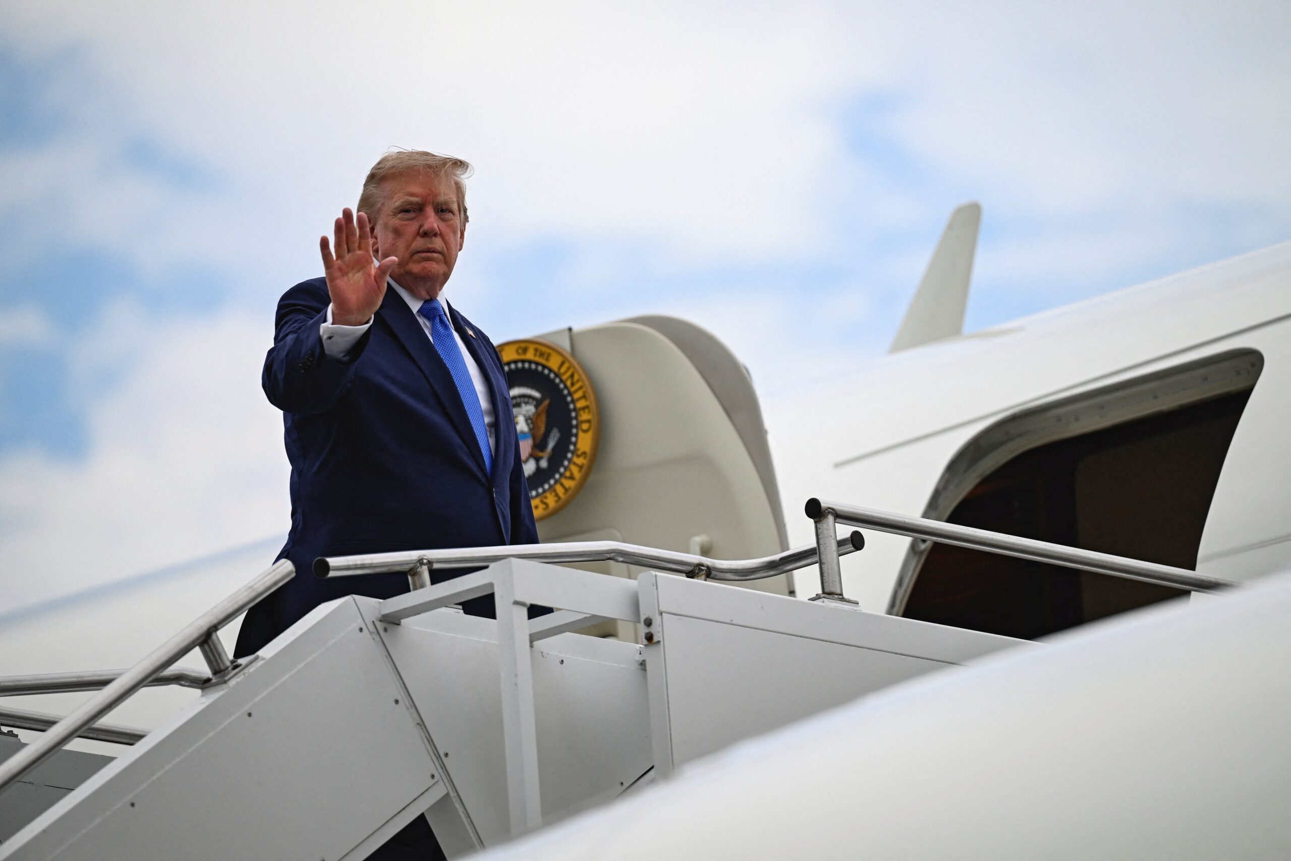 Trump foi escondido em caminhão e fez voo secreto por ameaça do Irã, diz jornal