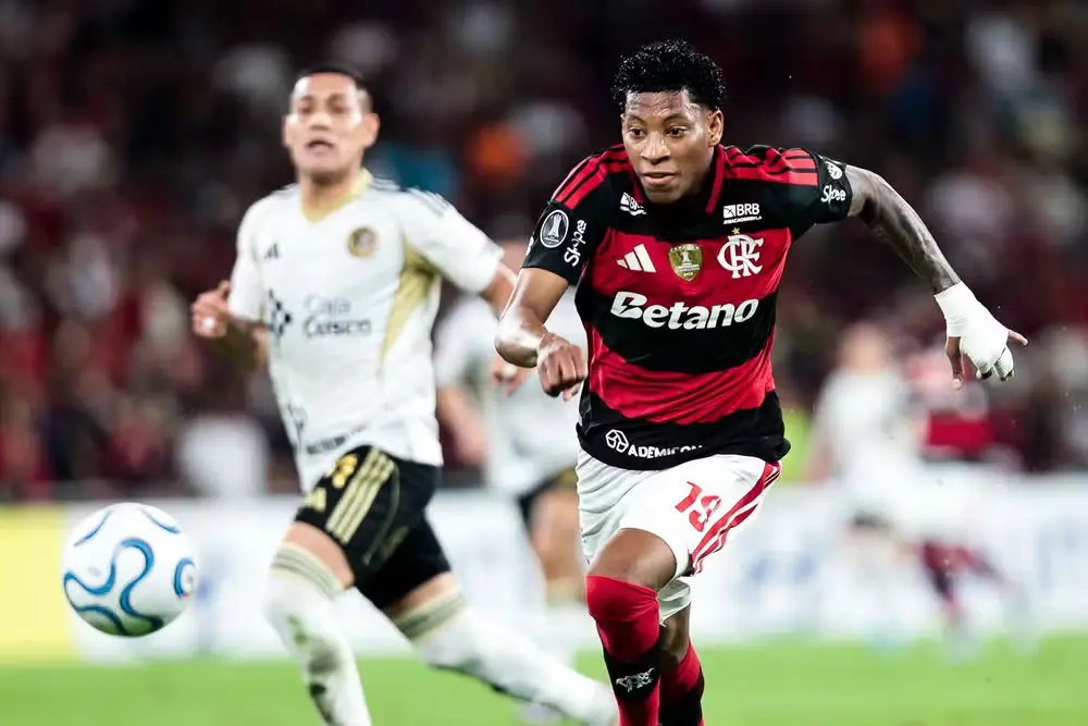 Flamengo acerta venda de Plata para o Dínamo Moscou; jogador se despede no Ninho