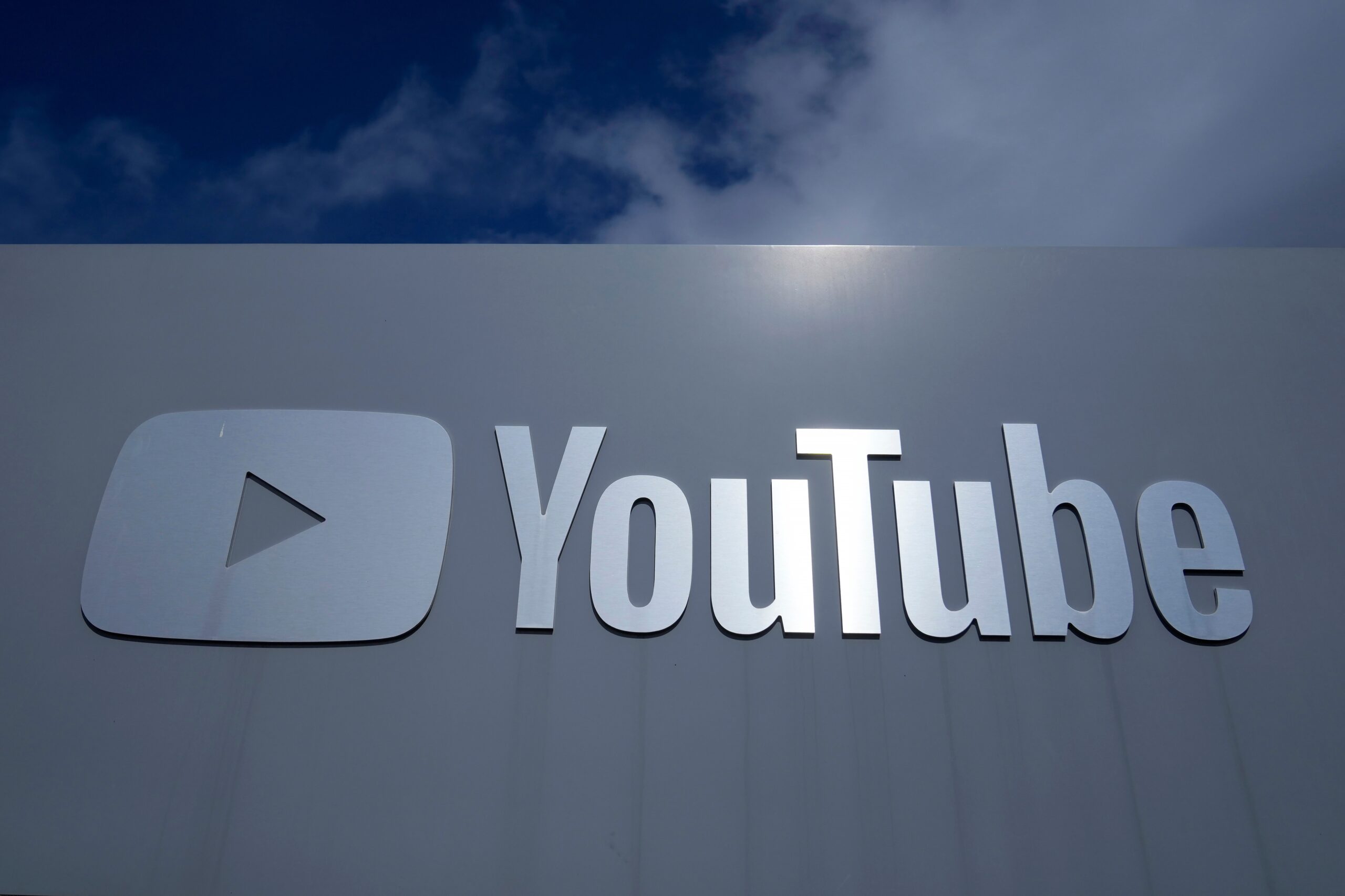 YouTube dobra horas exigidas para novos criadores ganharem dinheiro