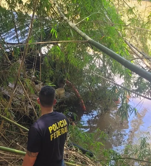 PF localiza três balsas utilizadas para mineração ilegal de ouro no Rio Muriaé
