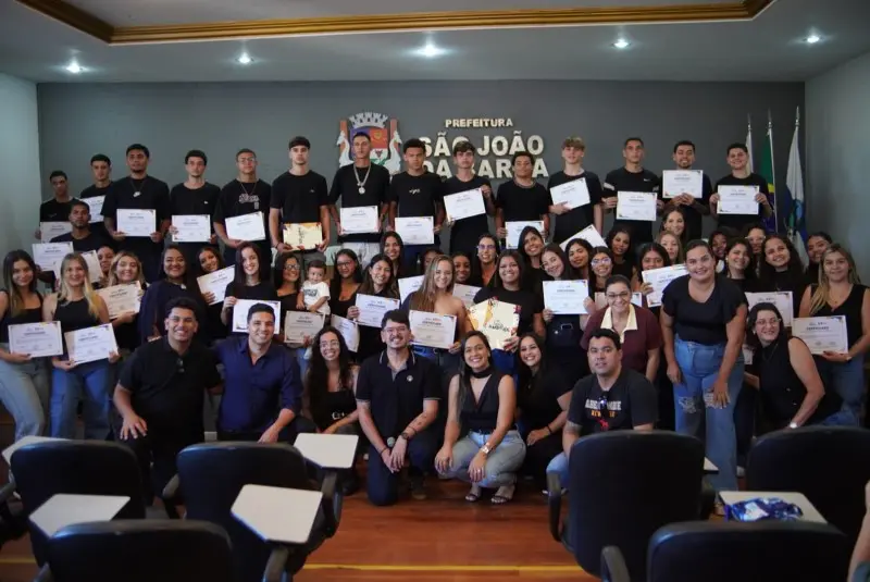 Alunos de oficinas e cursos da Casa da Juventude recebem certificados em SJB