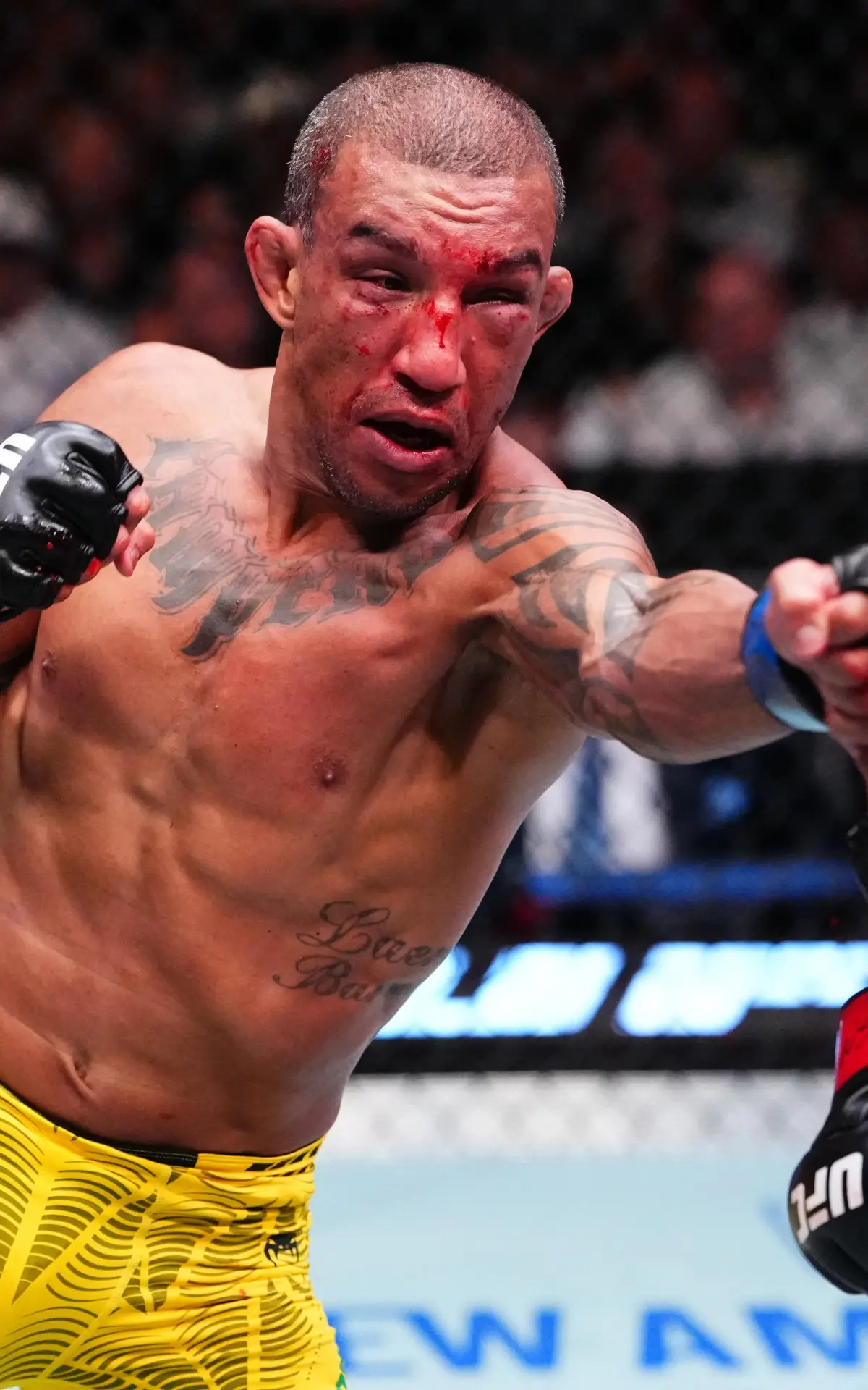 Brasileiro perde consciência em luta no UFC e é levado ao hospital