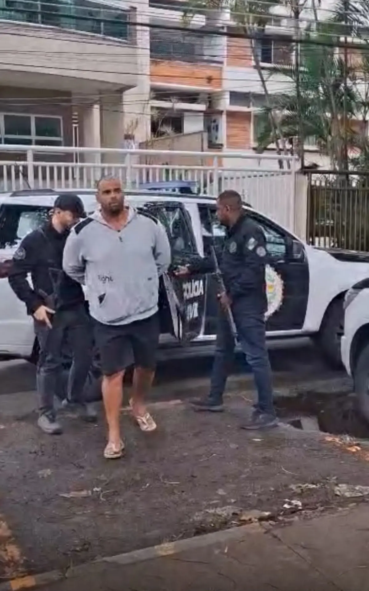 Homem é preso suspeito de matar esposa e incendiar casa