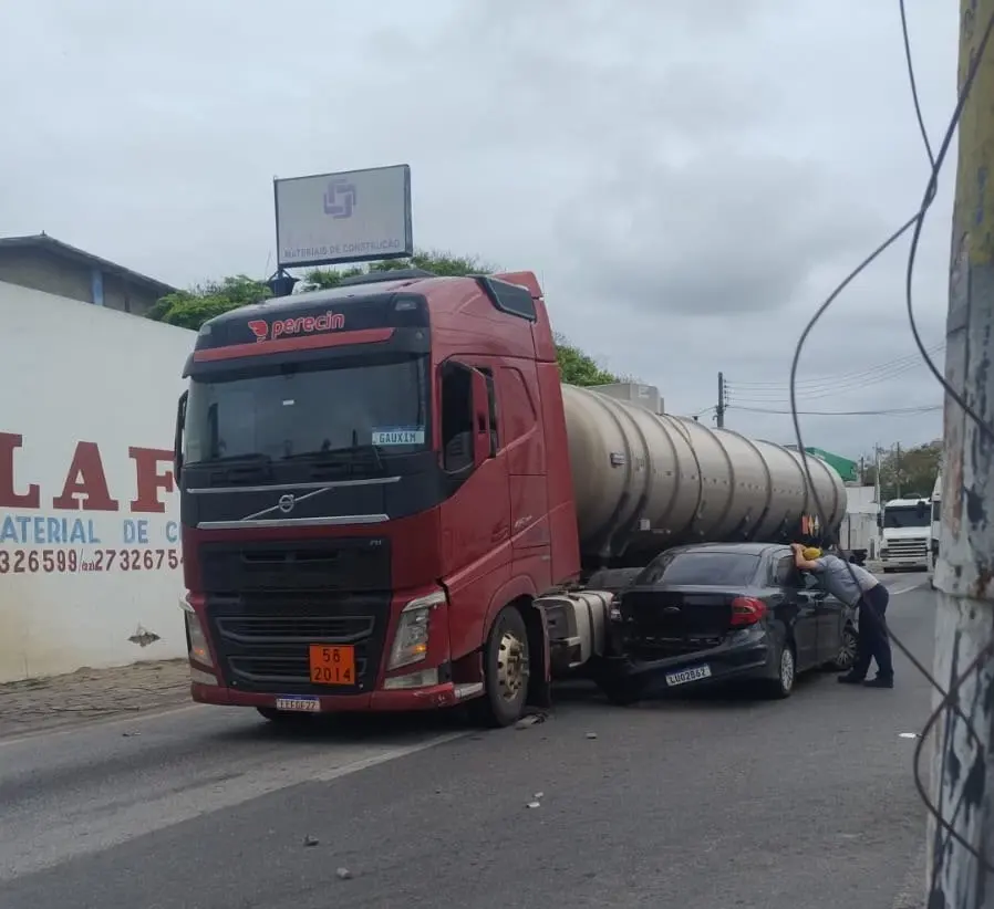 Carro e caminhão se envolvem em acidente em frente ao Ferreira Machado