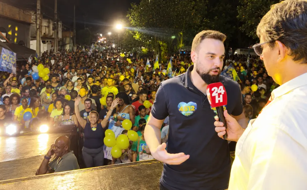 Caio Vianna reúne multidão em ato de campanha, mostra confiança e se emociona ao lembrar legado de Arnaldo