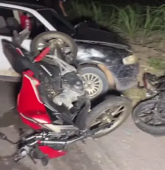 Acidente envolvendo duas motos e carro deixa três feridos na RJ-224