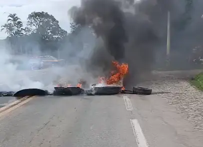 Manifestação fecha BR-101 em Campos contra aumento do pedágio; Vídeo