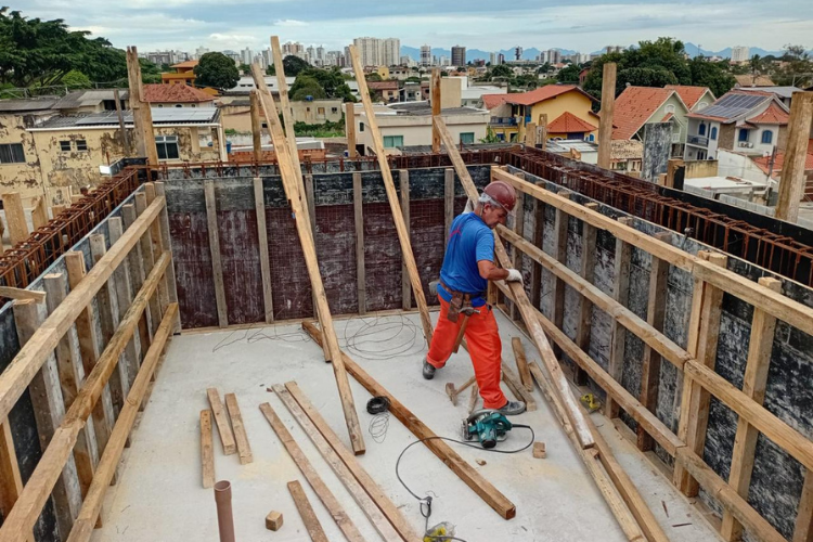 Obras avançam no CER de Guarus com serviços de estrutura e acabamento