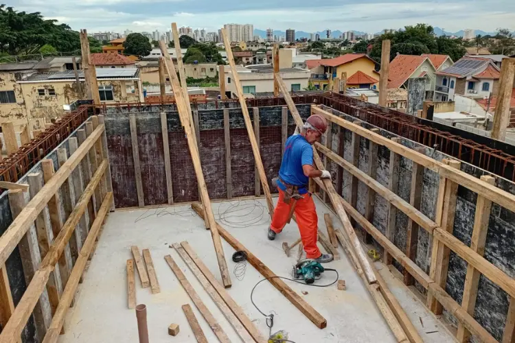 Obras avançam no CER de Guarus com serviços de estrutura e acabamento