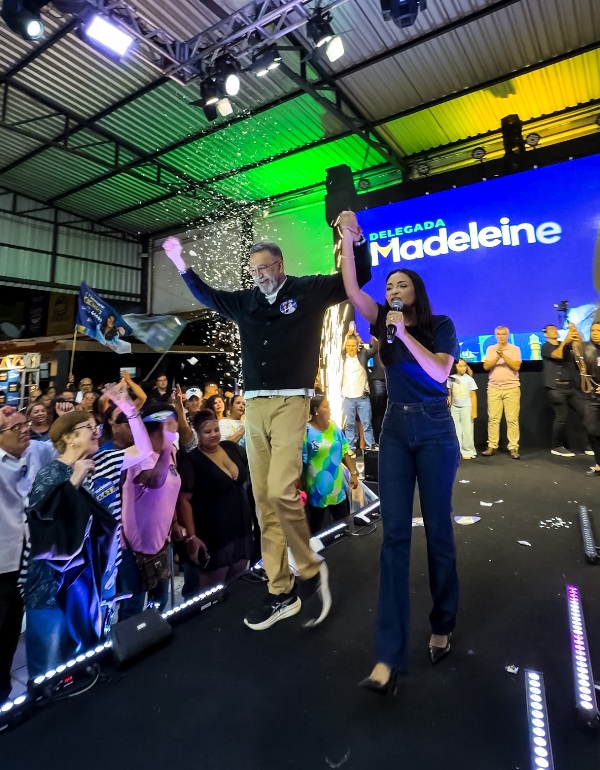 Eleição: Delegada Madeleine e Márcio Canella reúnem 2 mil pessoas em Campos; vídeo
