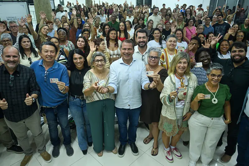 Prefeito Frederico entrega primeiras 300 Carteiras Municipais da Economia Solidária