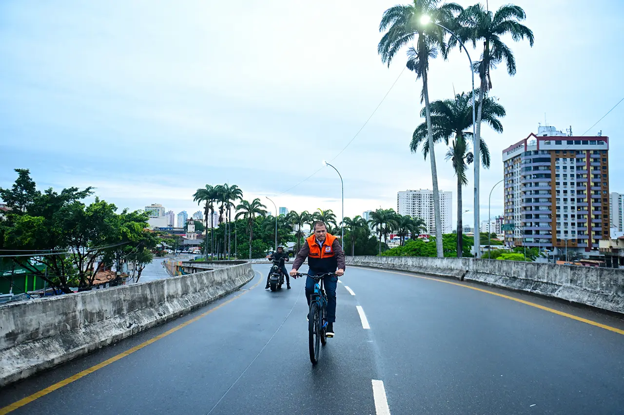 Prefeito Frederico Paes acompanha 1º dia de operação para travessia de ciclistas e pedestres na Ponte Rosinha