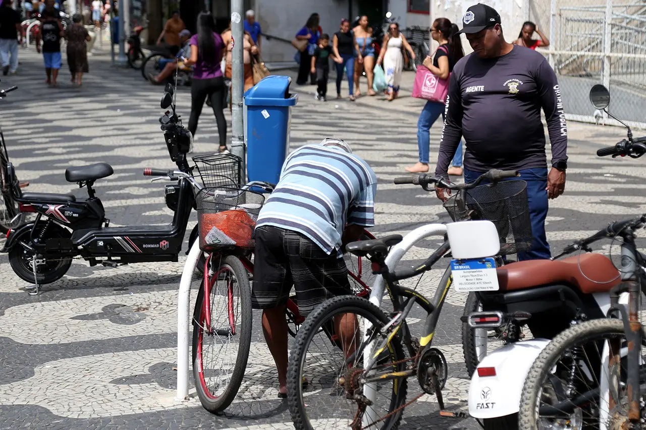 Segurança e Ordem Pública orienta sobre uso correto de bicicletários no Calçadão