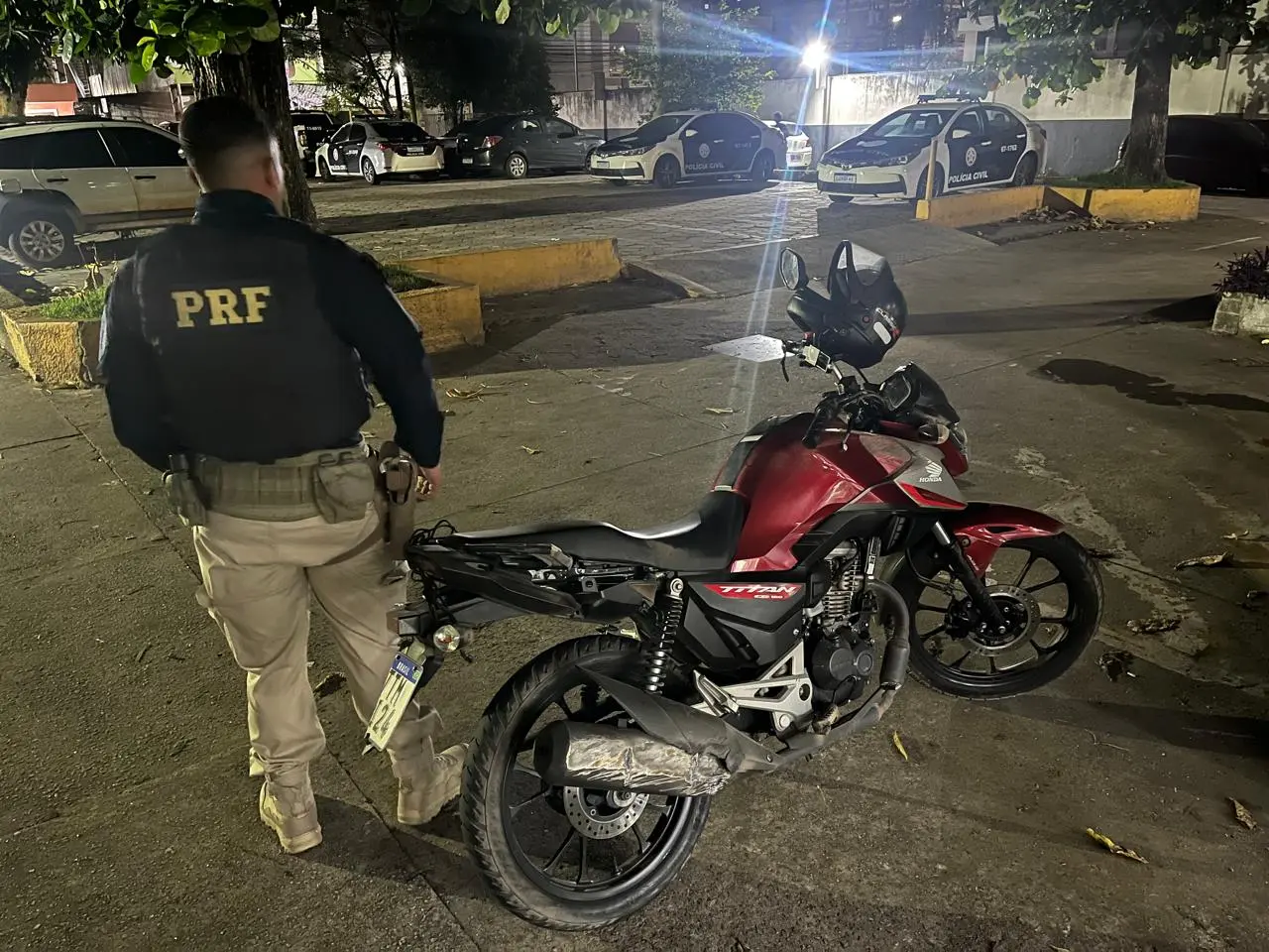 PRF recupera moto roubada minutos após assalto e prende suspeito em Campos