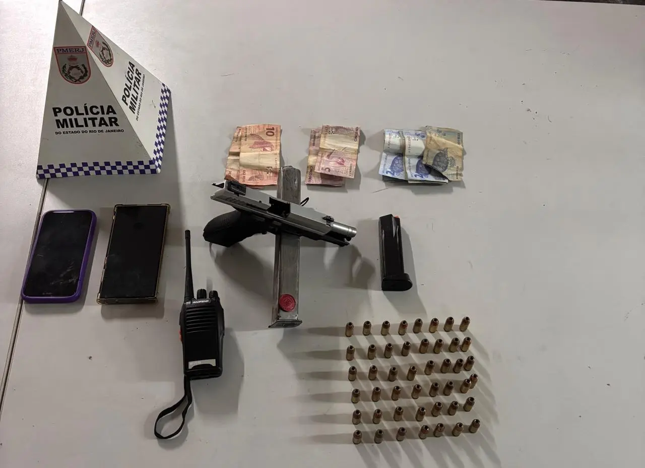 Polícia cumpre mandado e encontra pistola e munições dentro de imóvel em Guarus