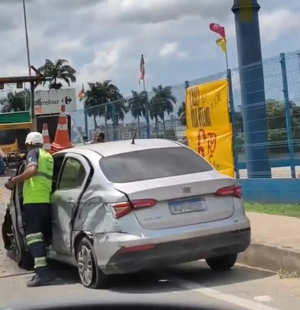 Vídeo: Carro de aplicativo fica danificado após ser atingido por caminhão no Trevo do Índio