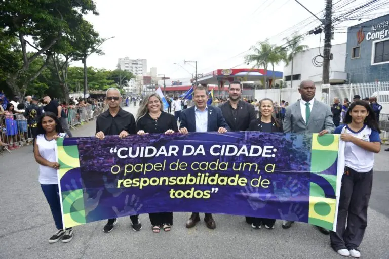 Prefeito Frederico encerra programação do Mês da Pátria no desfile cívico-militar de Guarus