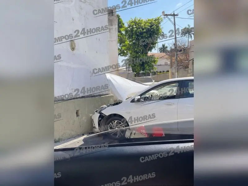 Carro bate contra muro após colisão no Centro de Campos; homem fica ferido