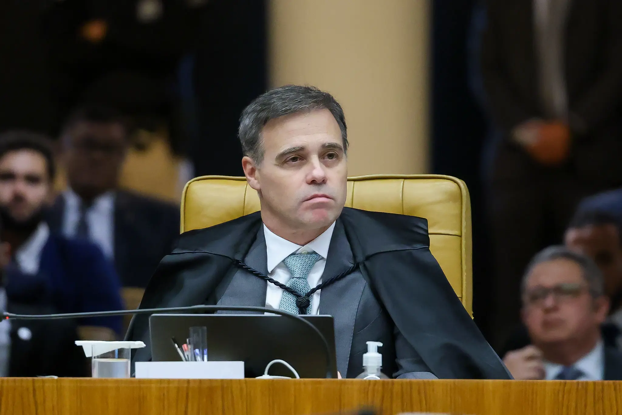 Mendonça cita compra de terno ao defender apuração sobre mensagens no caso Master