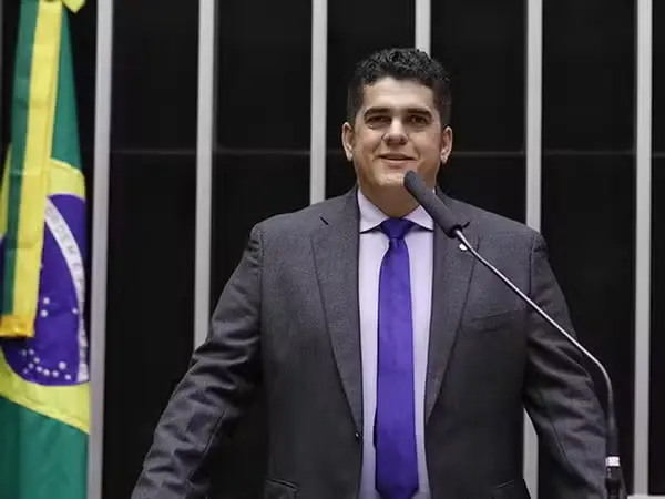 PF acha celular no esgoto e R$ 87 mil em operação contra deputado