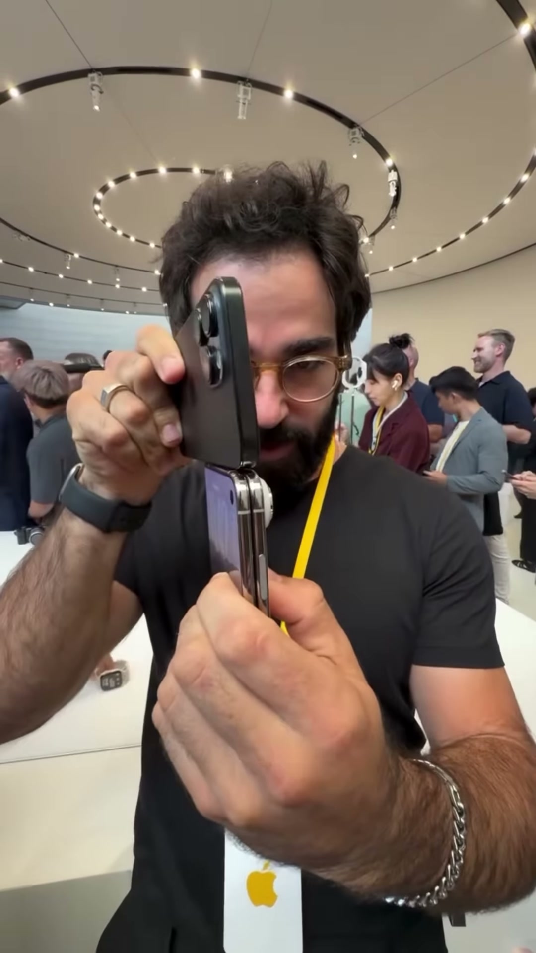 Apresentador compara o iPhone Duo fechado com um iPhone 16 Pro Max