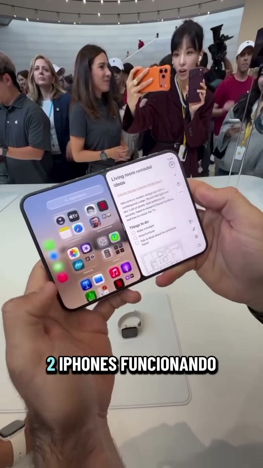 Apresentador mostra o iPhone Duo aberto durante demonstração