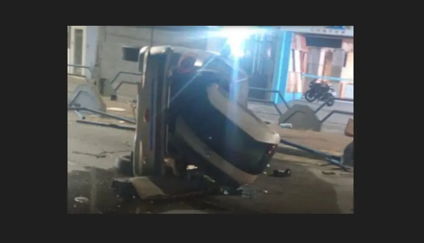 Carro capota na Avenida 28 de Março