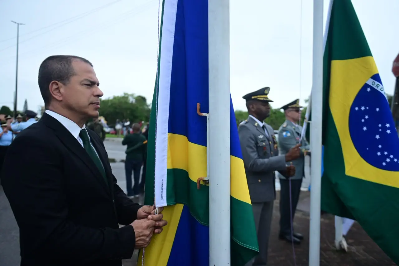 Prefeito Frederico Paes dá início ao Desfile da Independência em Campos