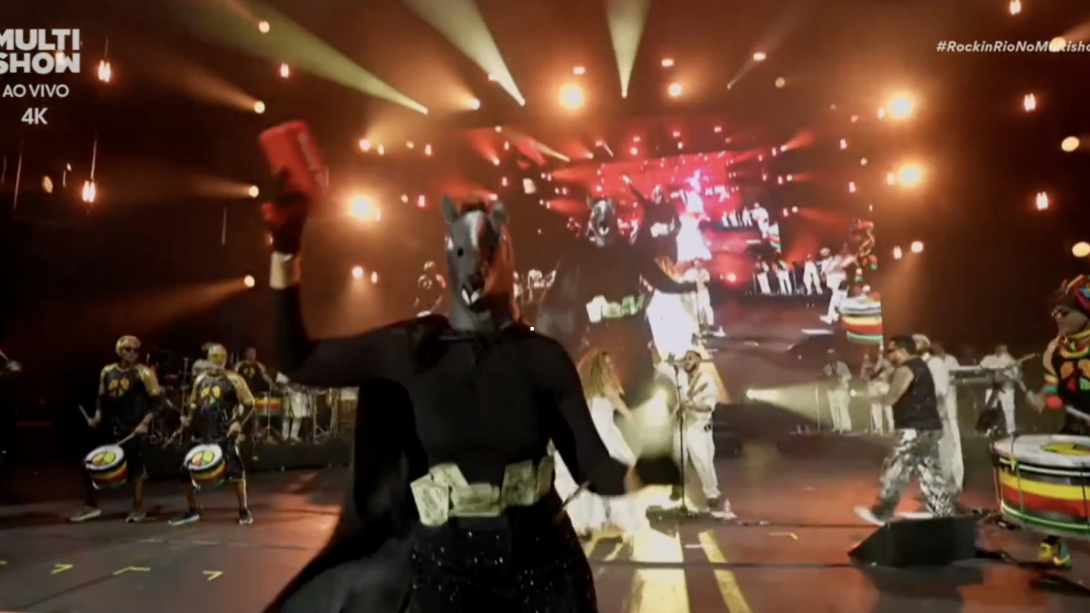 Performance com fantasia de cavalo preto no Rock in Rio