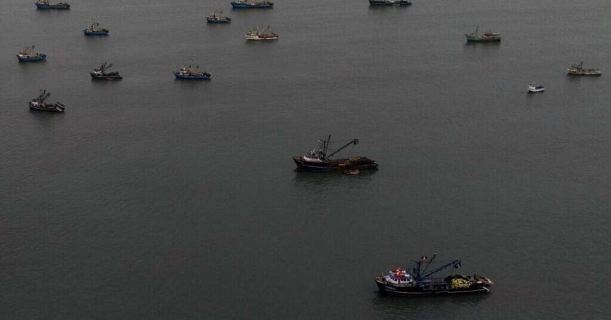 Barcos de pesca parados no Peru durante o aquecimento das águas