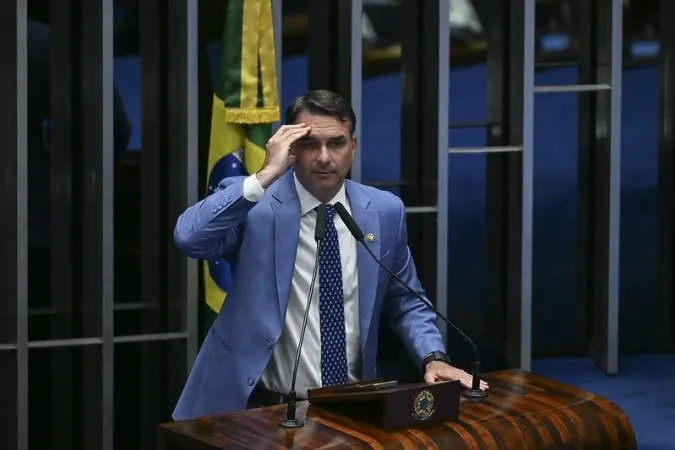 Entenda: investigações contra Flávio continuam no STF após fuga