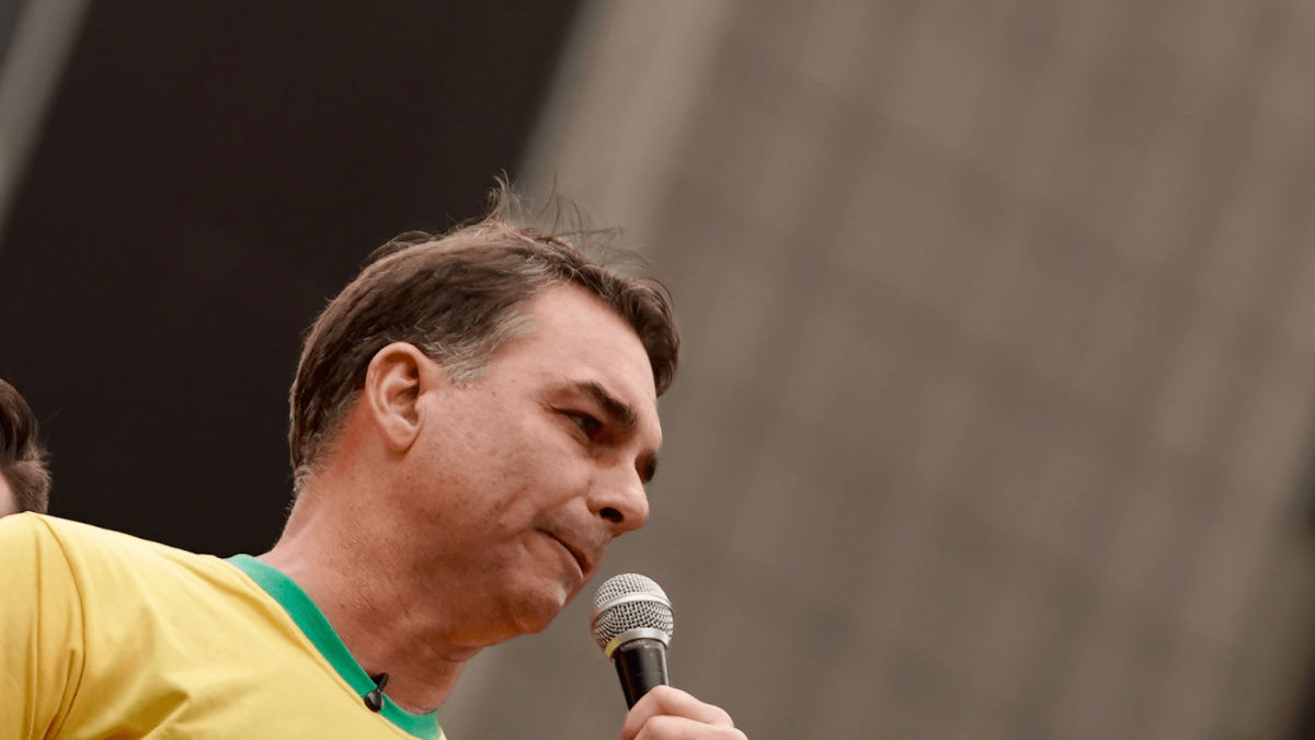 Flávio Bolsonaro durante discurso