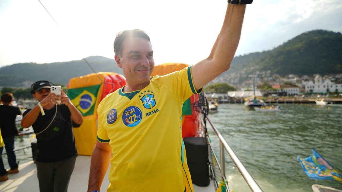 Flávio Bolsonaro durante ato público