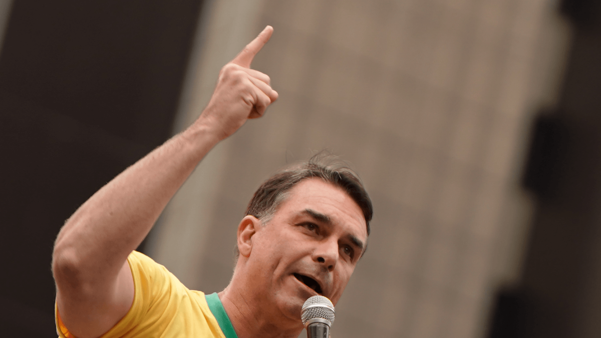 Flávio Bolsonaro usou apartamento de empresário alvo da PF em campanha