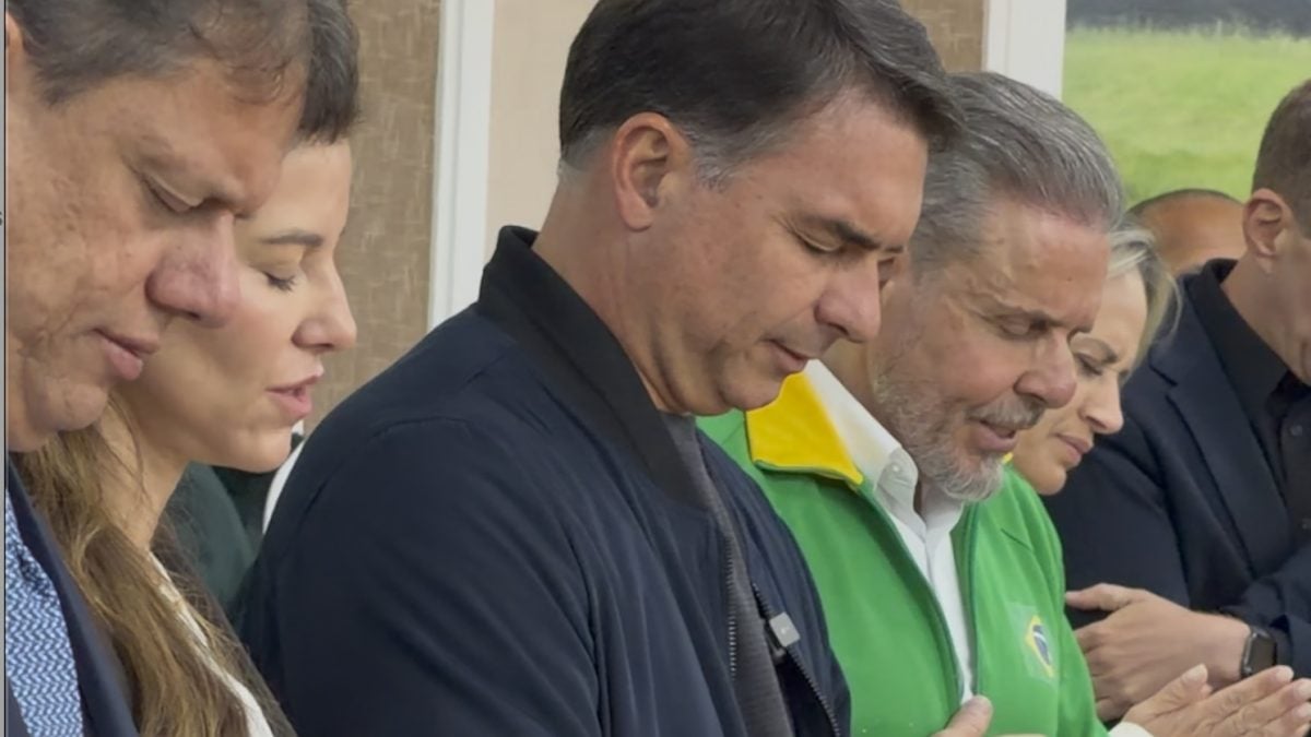 Flávio Bolsonaro e Tarcísio de Freitas em culto