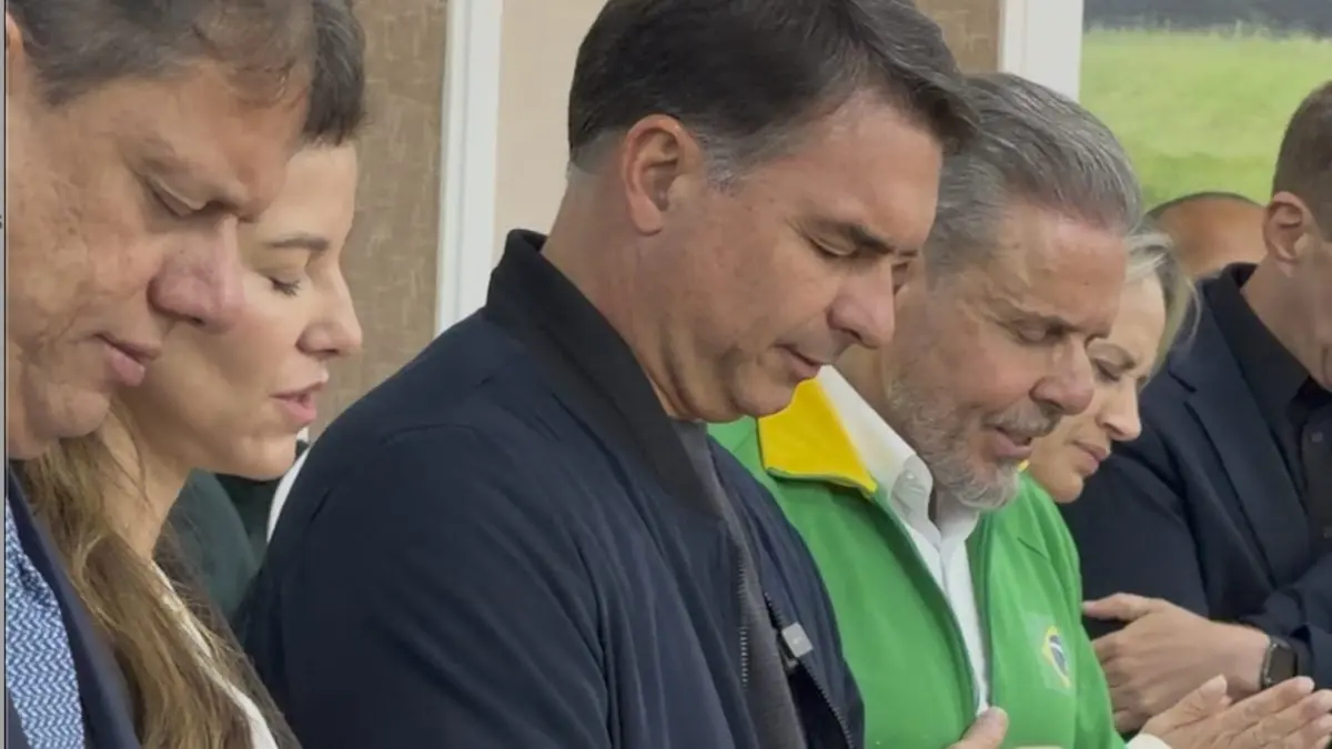 Tarcísio não vai a desfile e participa de culto com Flávio Bolsonaro
