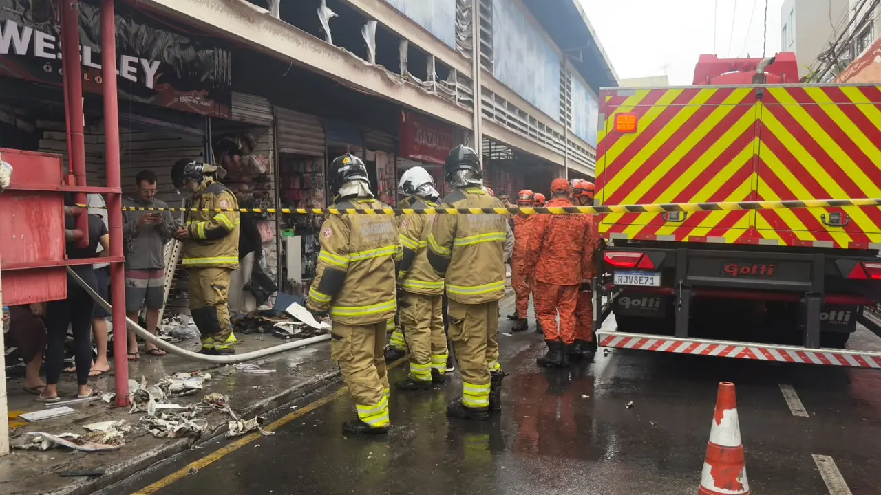 Incêndio atinge boxes do camelódromo de Campos; veja vídeos