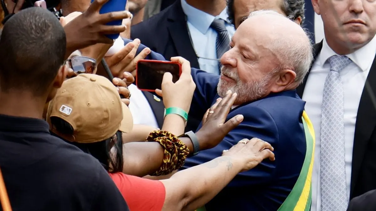 Lula vai até arquibancada e fala com público após desfile de 7 de Setembro