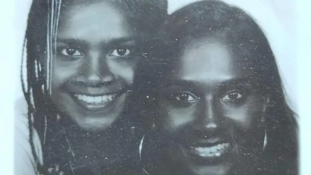Amigas desde a adolescência descobrem por teste de DNA que são irmãs