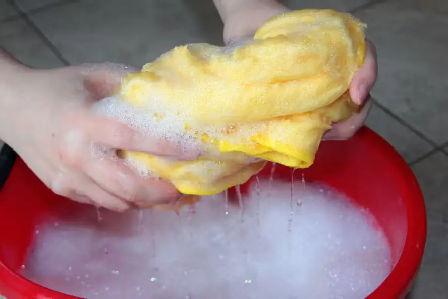 Misturar produtos de limpeza virou trend, mas prática pode ser perigosa, alerta Anvisa
